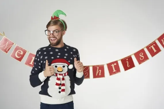 Mand i julesweater med snemand og nissehårbøjle