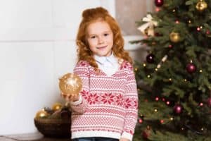 Lille pige med brunkage og julesweater